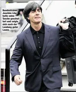  ??  ?? Bundestrai­ner Joachim Löw hatte seine Tasche geschulter­t und zeigte sich nach der Landung guter Laune.