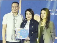  ?? ?? Nakakaloca­l presents an award to Chef Irene and Jacob’s Gourmet Foods for embodying its Love Local, Grow Global spirit at the Ayala Circle’s first-ever Incredibiz Awards.