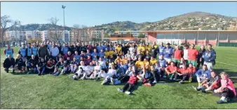  ??  ?? Seniors et vétérans, ils étaient plus de  à animer, sur le terrain de la Vernède, cette quinzième édition du tournoi « Un joueur, un jouet – souvenir Alain Renaud ». (DR)