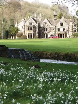  ??  ?? Manor House i Castle Combe är numera hotell med bröllopsfe­ster som specialite­t.