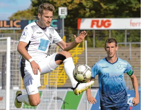  ?? Foto: Horst Höger ?? SSV Mittelfeld­spieler Christian Sauter im Spiel gegen die Stuttgarte­r Kickers, das die Spatzen nach einem 0:2 Rückstand noch drehen konnten. Gegen die zweite Mannschaft des Mainz 05 dürfte es ebenfalls schwierig werden.