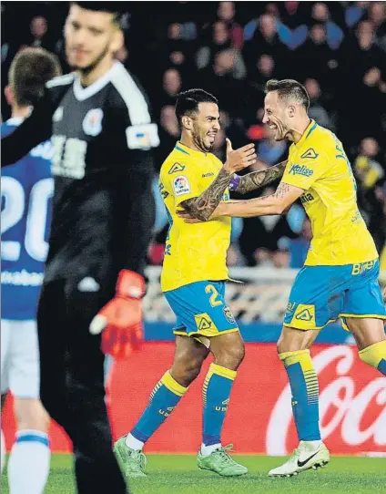  ?? FOTO: EFE ?? Jonathan Viera celebra su gol ante la desolación del portero Rulli. Un gran gol del mediapunta grancanari­o hizo enmudecer Anoeta