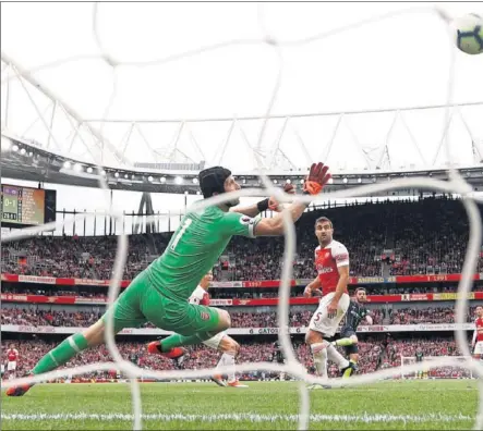  ??  ?? EL 2-0. Bernardo Silva bate a Cech con un remate alto tras una jugada de Mendy por la izquierda.