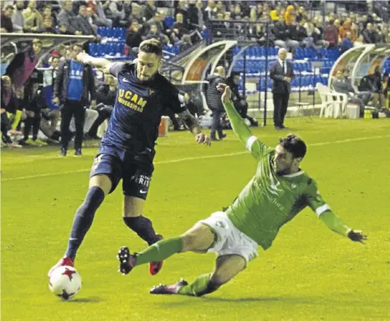  ??  ?? Los jugadores pelean por el balón durante el partido de ayer en La Condomina.