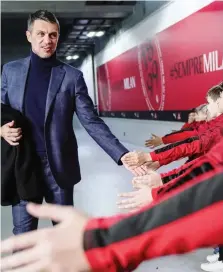  ?? LAPRESSE ?? Paolo Maldini (51 anni) saluta i ragazzini prima di entrare in campo