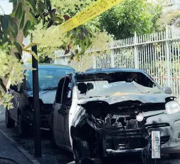  ??  ?? Le auto colpite nella notte di domenica dalle bottiglie incendiari­e