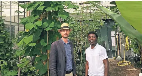  ?? FOTO: HOCHSCHULE ?? Jens Gebauer und Bendicto Kabiito aus Uganda im Klimahaus der Hochschule.