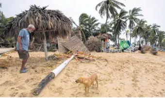  ?? AP ?? Así quedó este puesto de alquiler de sombrillas en Punta Cana tras los vientos y lluvias desatados.