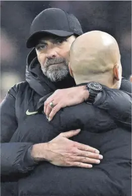  ?? Paul Ellis / AFP ?? Klopp y Guardiola se abrazan al concluir el encuentro, ayer.