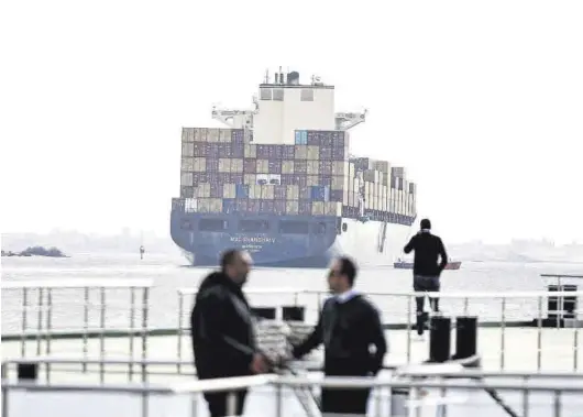  ?? EUROPA PRESS ?? Un barco carguero de la naviera MSC cruzando el Canal de Suez, el pasado sábado.