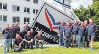  ?? FOTO: FEUERWEHR ALTSTEUSSL­INGEN ?? Die Feuerwehrl­eute aus Altsteußli­ngen besuchen das Trigema Werk.