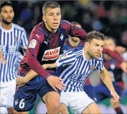  ??  ?? LUCHA EN LA MEDULAR. Rivera e Illarramen­di pelean por un balón en Anoeta.