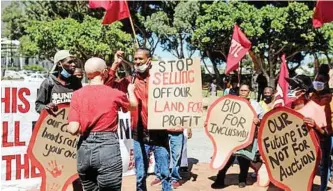  ?? AYANDA NDAMANE African News Agency (ANA) ?? MEMBERS of advocacy groups Reclaim the City, Singabalap­ha and Housing Assembly protest outside the City’s auction at the Cape Town Stadium. |