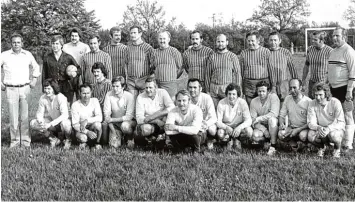  ?? Foto: Johann Hacker ?? Die Großfeldha­ndball Mannschaft­en von Gänserndor­f und dem TSV Landsberg im Jahr 1975 auf dem Handballer­platz an der Er  pftinger Straße