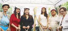  ??  ?? (From left) Philippine General Hospital Medical Foundation Inc. (PGHMFI) board members Lolita Mirpuri and Cory Quirino, Sta. Elena Constructi­on president and CEO Alice Eduardo, Miss World 2014 Megan Young, PGHMFI chairman Dr. Gregorio Alvior and PGH...