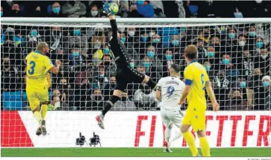  ?? EUROPA PRESS ?? El meta del Cádiz Ledesma detiene el balón ante el francés Benzema.