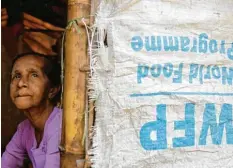  ?? Foto: Lynn Bo Bo, dpa ?? Das Welternähr­ungsprogra­mm (WFP) unterstütz­t Flüchtling­e, wie hier in Myanmar. Dafür erhält die Organisati­on den Friedensno­belpreis.