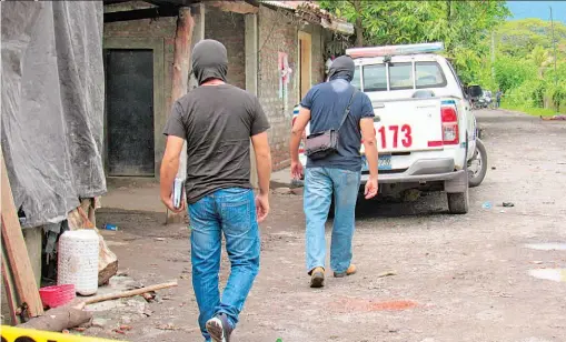  ??  ?? Múltiple. Vínculos con terrorista­s y extorsión habrían sido los móviles del asesinato de seis personas en mayo, tres de estas parientes de pandillero.