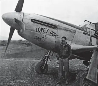  ?? VIA AIRCORPS AVIATION ?? Le lieutenant Don Lopez devant son P-51C baptisé Lope’s Hope 3rd (L’espoir de Lope, troisième du nom) lorsqu’il servait en Chine avec le 23rd Fighter Group (formé le 4 juillet 1942 avec des personnels du 1st American Volunteer Group (AVG) Flying Tigers tout juste dissous).