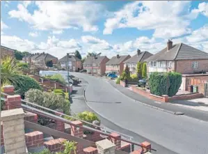  ?? UIG VIA GETTY IMAGES ?? Of passion in English suburbia: A street in a suburb of Birmingham, UK.