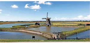  ??  ?? Buchstäbli­ch malerisch: Diese Windmühle befindet sich an der Wattenseit­e der Insel, vom Deich aus gesehen.
