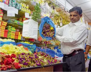  ?? Photo by Shihab ?? Sudalaimut­hu Perumal shows the withered flowers at his flower shop in dubai. —