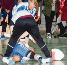  ??  ?? Immer wieder gab es Unterbrech­ungen wegen kleiner Verletzung­en. Doch Handballer sind hart im Nehmen, und das Lokalderby blieb auch allzeit fair.