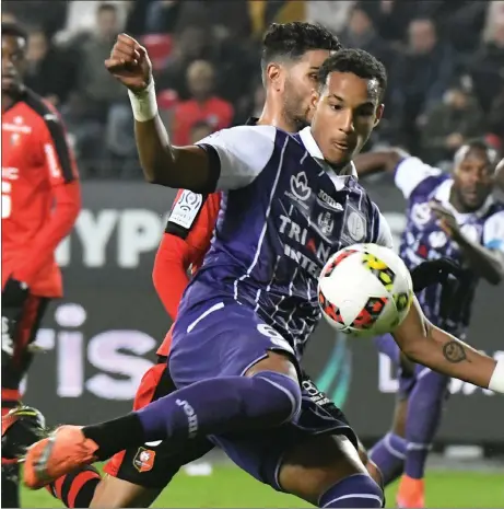  ??  ?? Christophe­r Jullien plays against Rennes during his time at Toulouse, while Celtic team-mates Odsonne Edouard and