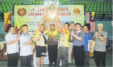  ??  ?? The Miri trio who have won the Compound Men Team event for three consecutiv­e years lifted the Datuk Sri Tiong King Sing Challenge Cup as (from left) Nicholas, Snowdan, Ting, Freddy and Pemanca Yong Thu Fook look on.