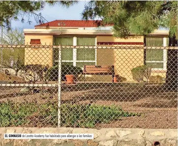  ??  ?? El gimnasio de Loretto Academy fue habilitado para albergar a las familias