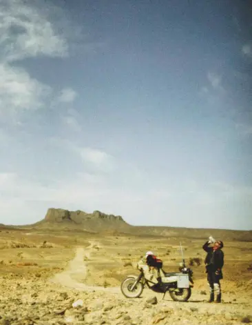  ?? ?? Arriba, Bealby con su moto en el desierto del Sáhara de Argelia en 1991. Jonny Bealby, especialis­ta de Condé Nast Traveler, es el fundador de la empresa de tours de aventuras Wild Frontiers y el autor de varios libros sobre África, India, Pakistán, Afganistán y Asia central.