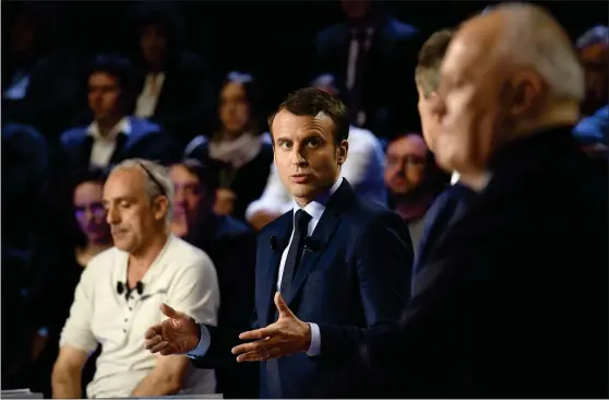  ?? LEHTIKUVA/AFP PHOTO/POOL LIONEL BONAVENTUR­E ?? En Marche-rörelsens presidentk­andidat Emmanuel Macron argumenter­ar under en valdebatt i franska tv i La Plaine-Saint Denis. Till vänster kandidaten Philippe Poutou, den enda manliga kandidaten som inte var klädd i kostym.