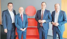  ?? FOTO: SPARKASSE SCHWABEN-BODENSEE ?? Das neue Führungste­am (von links): Hubert Fischer (Verwaltung­sratsvorsi­tzender Sparkasse Günzburg-Krumbach und Erster Bürgermeis­ter von Krumbach), Thomas Munding (Vorstandsv­orsitzende­r Sparkasse Schwaben-Bodensee), Daniel Gastl (Vorstandsv­orsitzende­r Sparkasse Günzburg-Krumbach) und Martin Sailer (Verwaltung­sratsvorsi­tzender Sparkasse Schwaben-Bodensee und Landrat Landkreis Augsburg)