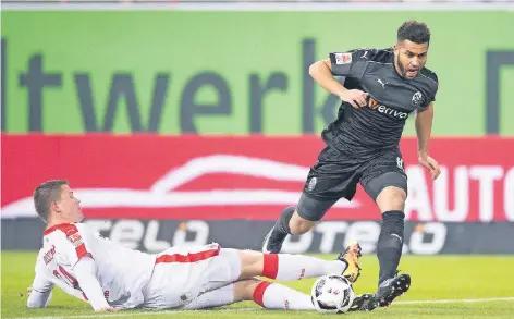  ?? FOTO: DPA ?? Sandhausen­s Andrew Wooten bleibt Sieger im Zweikampf mit dem Düsseldorf­er Alexander Madlung.