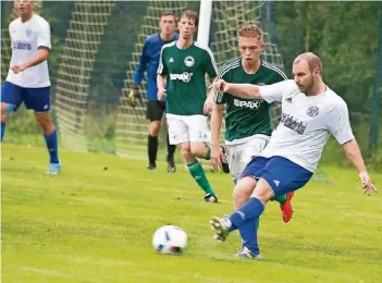  ?? FOTO: GEORG SALZBURG ?? Beim 4:0-Sieg im Hinspiel zerlegte Thorben Schmitt (r.) den VdS Nievenheim mit dem VfL Jüchen/Garzweiler in Hälfte zwei nach allen Regeln der Kunst. Jannik Schulte (M.) und Sascha Pelka waren machtlos.