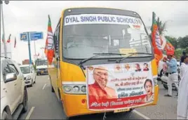  ?? MANOJ DHAKA/HT ?? A school bus ferrying people to a BJP rally to welcome party’s national president Amit Shah in Rohtak on Wednesday.