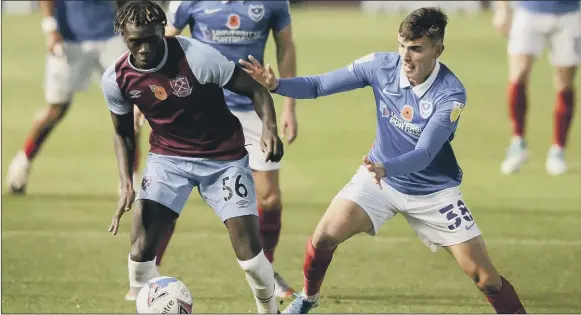  ?? Pictures: Robin Jones ?? MISSION ACCOMPLISH­ED
Harry Kavanagh closes down Emmanuel Longelo during his Pompey debut against West Ham United U21s last night.