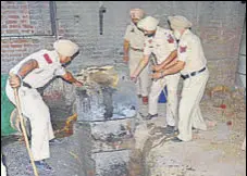  ?? HT FILE ?? Police personnel during a raid at an illicit liquor producing unit near the Attari Border in Amritsar in 2014.