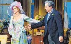  ?? FOTO: CHARLES SYKES/DPA ?? Sarah Jessica Parker und ihr Ehemann Matthew Broderick sind in Neil Simon's „Plaza Suite“im Hudson Theatre zu sehen.