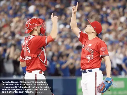  ??  ?? Roberto Osuna célèbre son 13e sauvetage de la saison avec le receveur Luke Maile. Le releveur a retiré dans l’ordre, et sur des prises, les trois dangereux frappeurs des Yankees qu’il a affrontés en 9e manche.