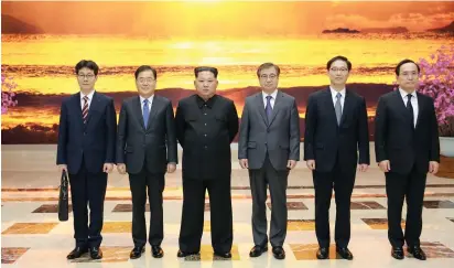  ??  ?? NORTH KOREAN LEADER Kim Jong Un poses for photograph­s yesterday with the South Korean delegation led by Chung Eui-yong (second left), head of the presidenti­al National Security Office, in Pyongyang.