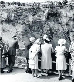  ??  ?? Sir Ernest with British royalty at the Big Hole in Kimberley in 1947.