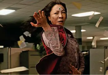  ?? ?? Evelyn (Michelle Yeoh) reist in «Everything Everywhere All at Once» durchs Multiversu­m.