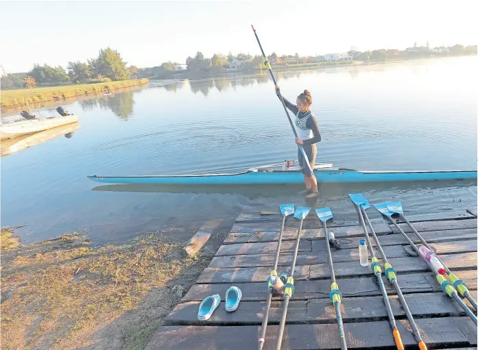  ??  ?? en nordelta, los remeros de los equipos argentinos encontraro­n un lugar para entrenarse y también para guardar sus botes y otros elementos; una solución provisoria