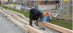  ?? Foto: Gartenscha­u Pfaffenhof­en 2017 ?? Schreinera­rbeiten an einer Sitzbank im Bürgerpark. Oben: Blick auf einen Themen garten auf dem Volksfestp­latz.