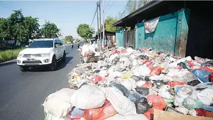  ?? DIMAS MAULAN/JAWA POS ?? GANGGU PENGENDARA: Sampah di TPS Gedangan memakan bahu jalan raya kemarin. Sudah beberapa hari kotoran tidak diangkut ke TPA Jabon.