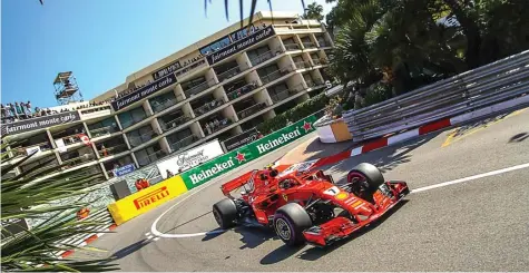  ?? JUN QIAN/JAWA POS ?? MANTAP: Pembalap Ferrari Kimi Raikkonen melintasi salah satu tikungan di sirkuit jalanan Monte Carlo, Monaco. Hari ini sesi kualifikas­i untuk menentukan pole position.