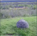  ??  ?? MONUMENTO. Recuerdo del clan Fraser -el del protagonis­ta de “Outlander”en el campo de batalla de Culloden.