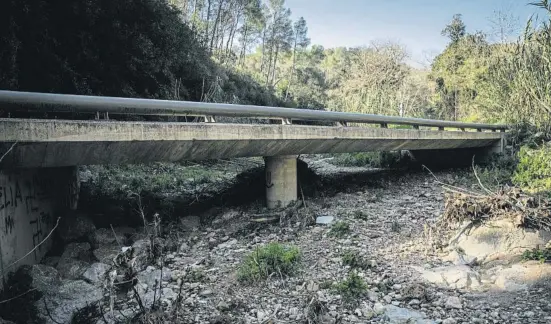  ?? Llib  t T ixidó ?? La riera de Cervelló seca por la situación de severa sequía que padece Catalunya fotografia­da hace unos días