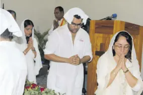  ?? ?? Akshay Kripalani, son of the deceased, pays his respects during Wednesday’s funeral.